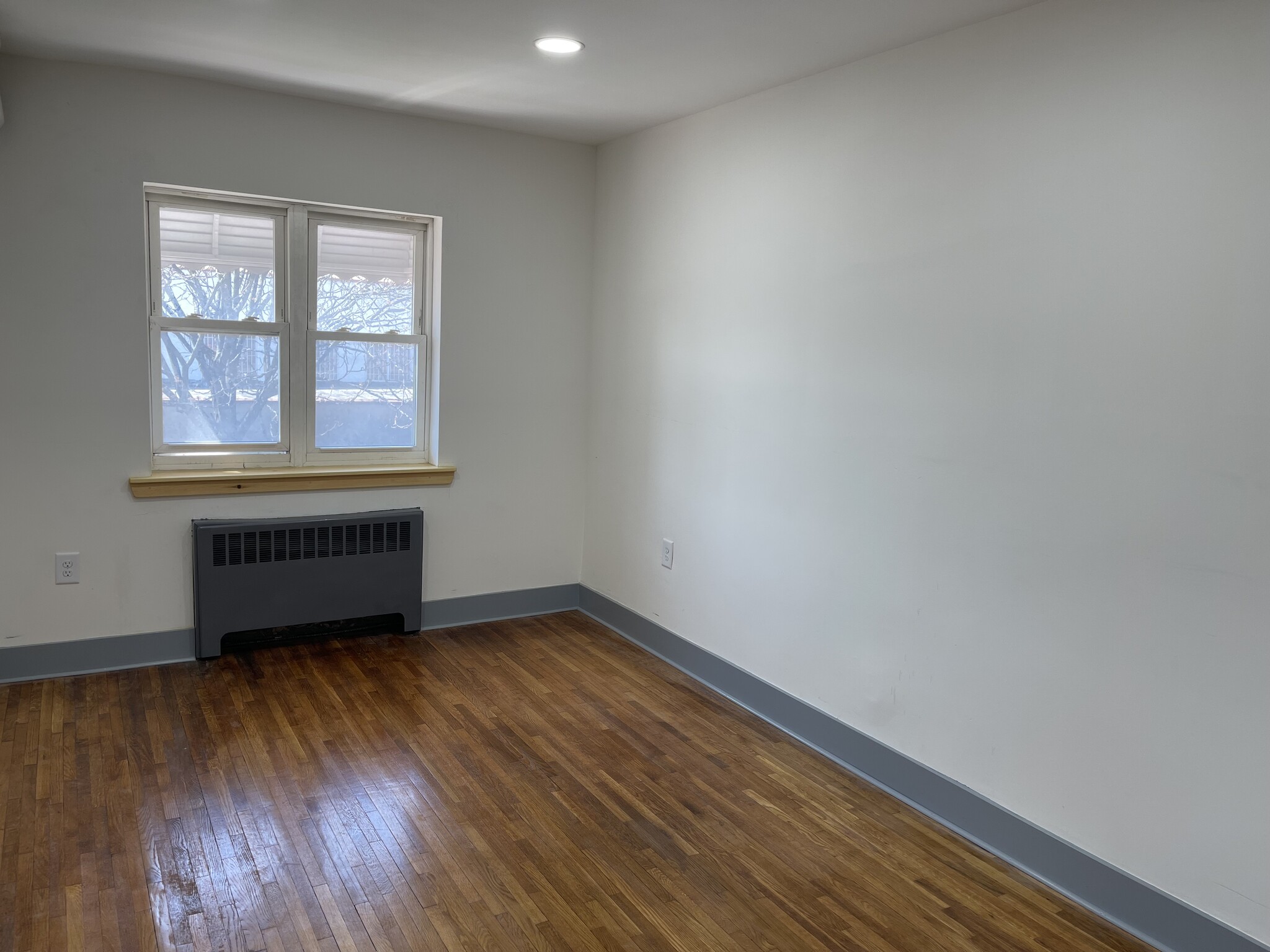 Building Photo - 818 E 234th St