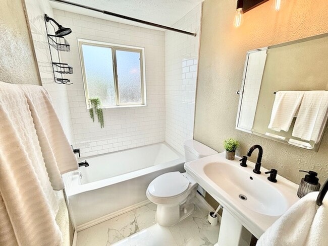 Building Photo - FREE AUGUST RENT!! - Sweet Bungalow in Par...