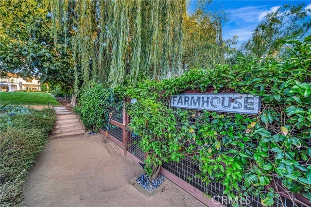 Building Photo - 2037 Delphine Ln