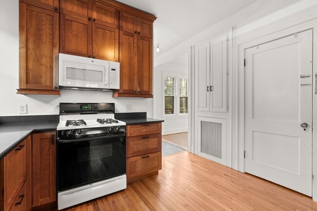 Building Photo - 3 Bed 2.5 Bath - Takoma Park Craftsman - Spacious Rear Deck