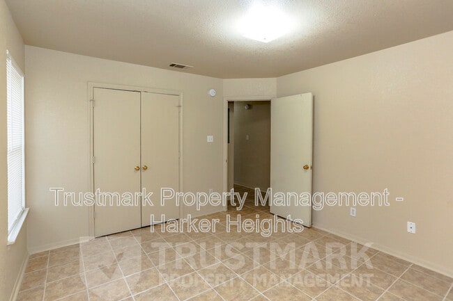 Building Photo - 932 Maplewood Dr