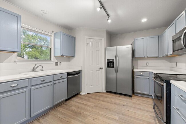 Building Photo - 2036 Kaiser Dr