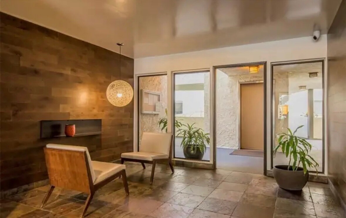 Building Photo - 8400 De Longpre Ave