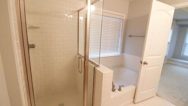 Building Photo - Breathtaking 2 Bd/2.5 Baths End-Unit Townh...