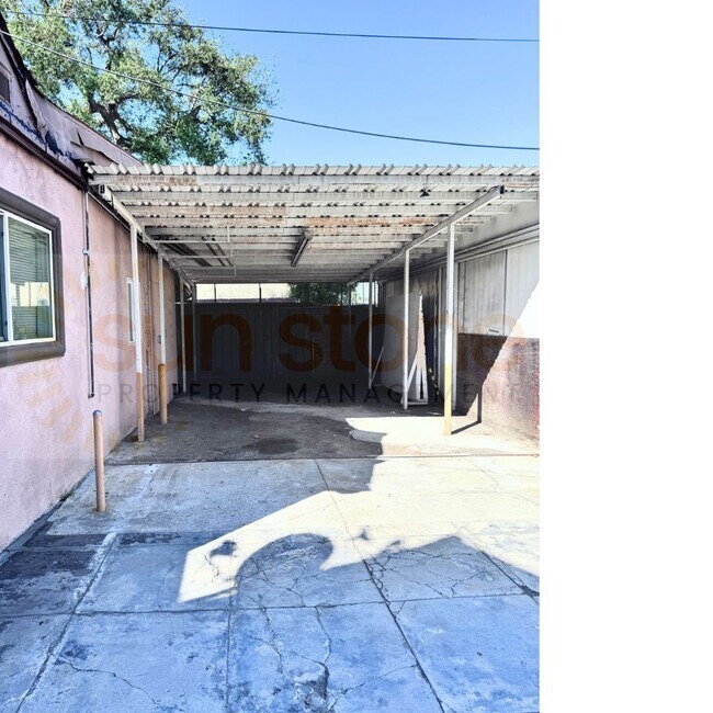 Building Photo - 852-852 E Mission Blvd