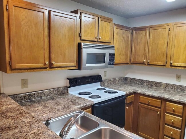 Building Photo - 2 Bedroom, 2 Bath Apartment