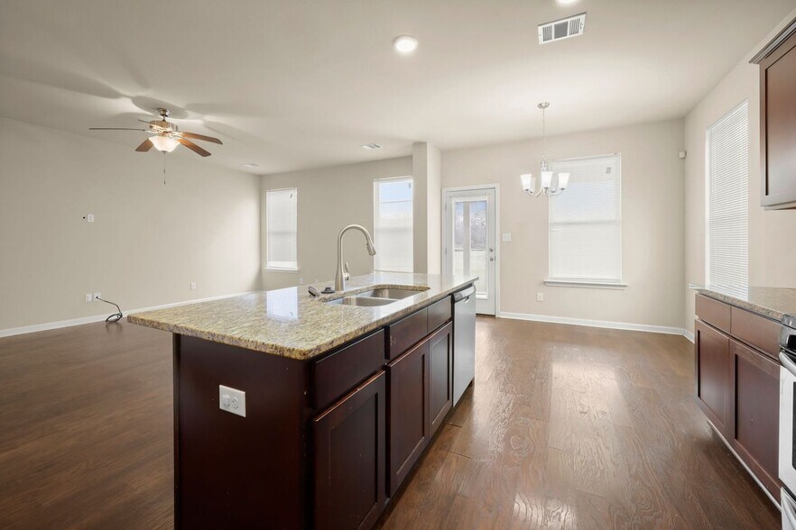 Building Photo - 39405 Legacy Lake Dr