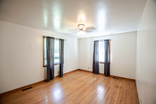 Building Photo - Pet Friendly Three Bedroom in Sango!