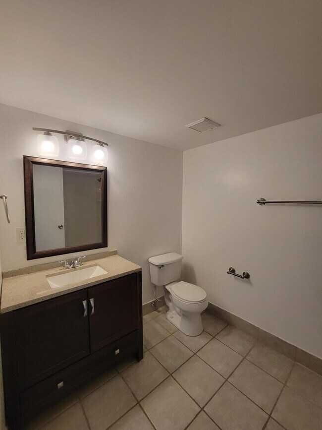 Building Photo - 1400 Crestwood Ct S