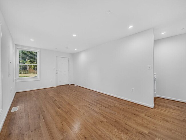 Building Photo - 3214 Dubois Pl SE