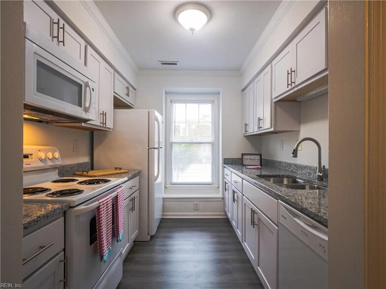 Open Kitchen - 2407 Rennie Dr