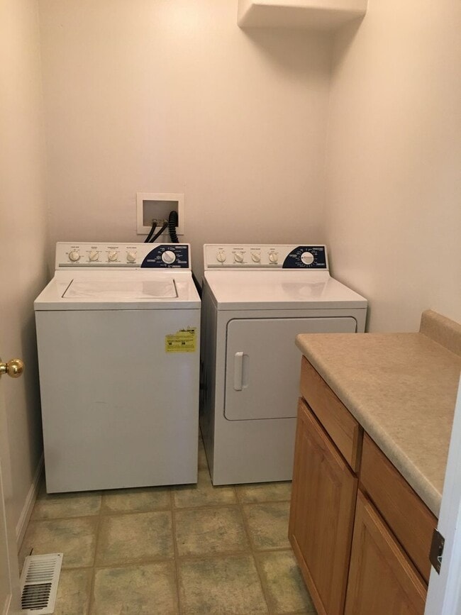 Building Photo - Hawk Hollow Townhome