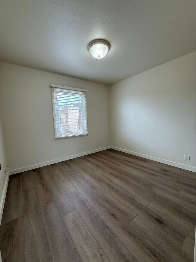 Building Photo - 622 Tamarack Ln