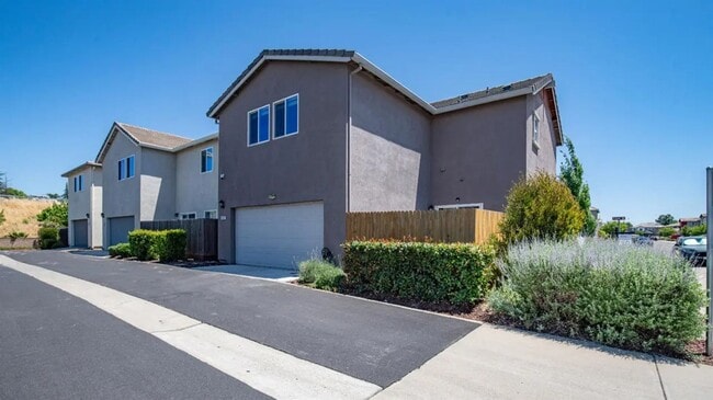 Building Photo - Beautifully Maintained 3-Bedroom Home w/So...