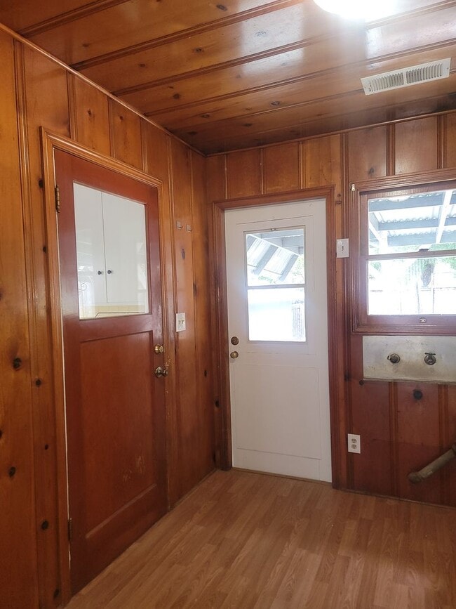 Building Photo - Charming and full of character, this vinta...