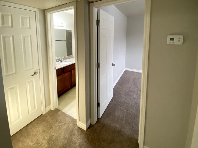 Building Photo - 1 Bedroom condo in guard gated community w...
