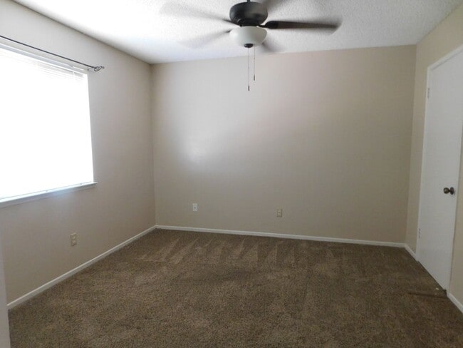 Building Photo - Spacious 3bd 2.5ba Quiet location.