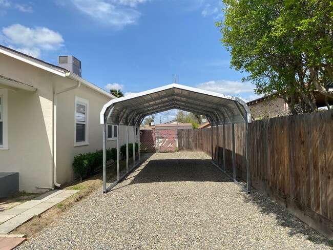 Building Photo - Charming 2-Bedroom, 1-Bath Home with Modern Updates on a Spacious Lot