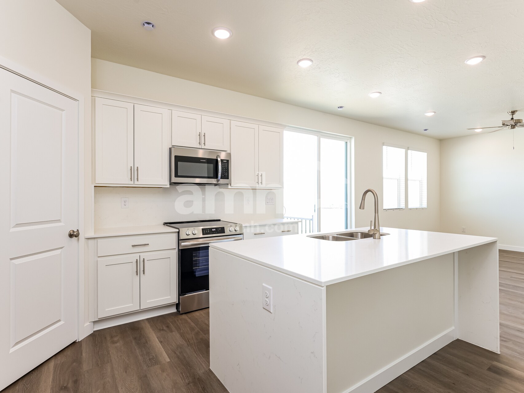 Building Photo - 1376 W Mahogany St