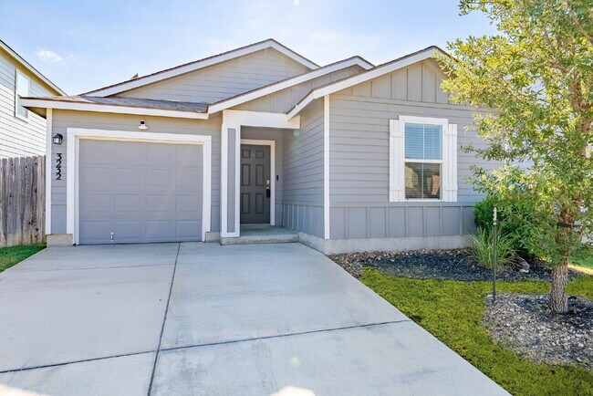 Building Photo - SOLAR Powered Home for Utility Savings! 1 MONTH FREE RENT WITH 20 MONTH LEASE!