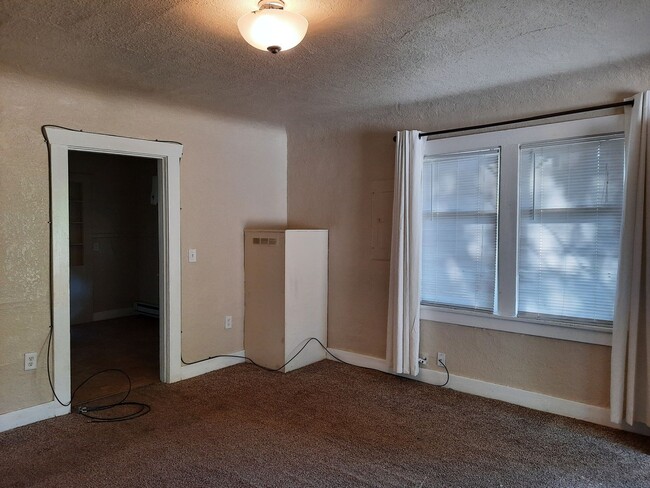 Building Photo - Pet Friendly 2 Bedroom 1  Bath