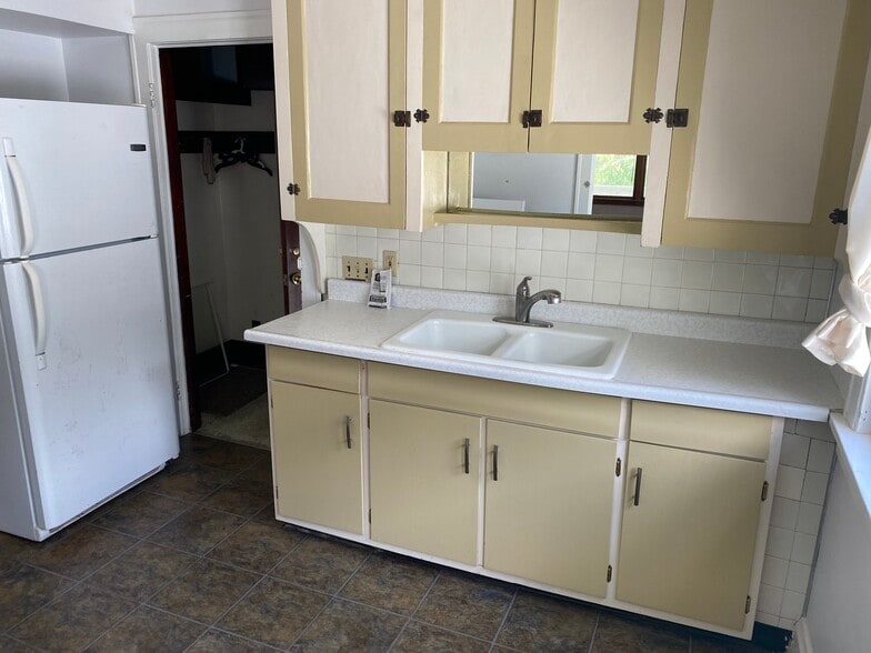 Kitchen - 2082 Lewis Dr