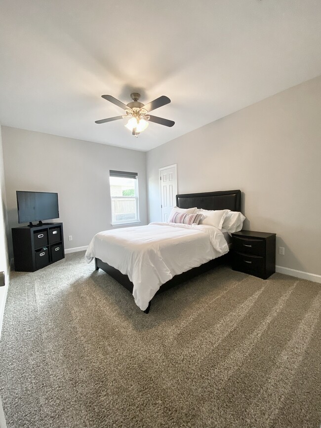 Queen Bedroom - 28 Snook Rd