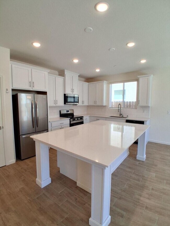 Building Photo - Solar Included! Spacious Single-Story Fresno Home with Den & 2-Car Garage!