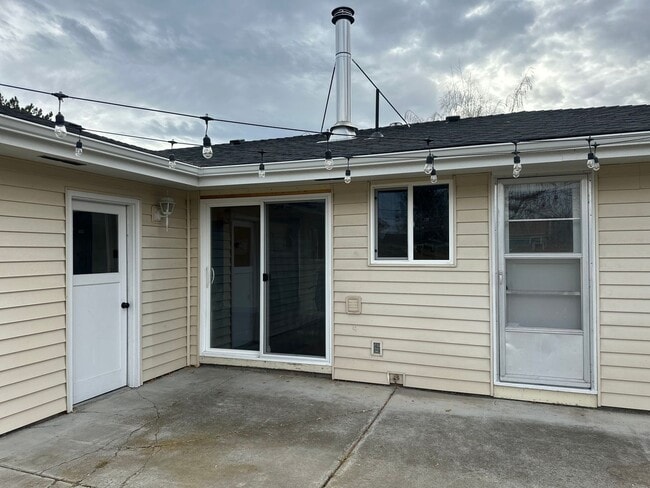 Building Photo - Vintage Character, Modern Finishes! Spacio...