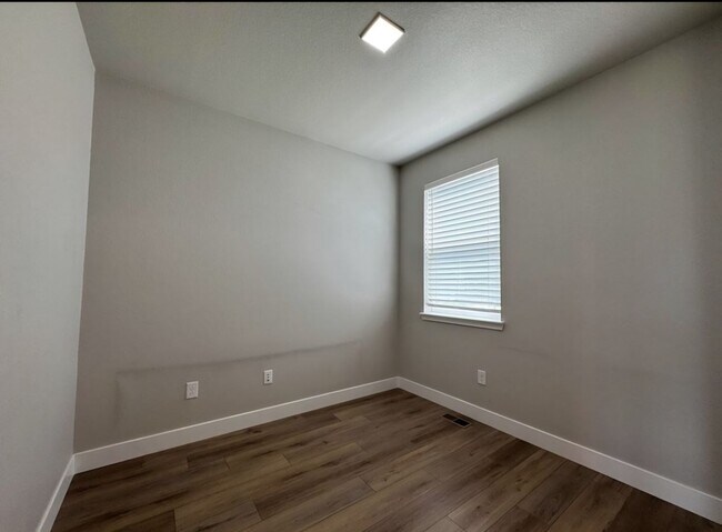 Building Photo - Spacious 3 bed 3 bath 2-story comfortable ...