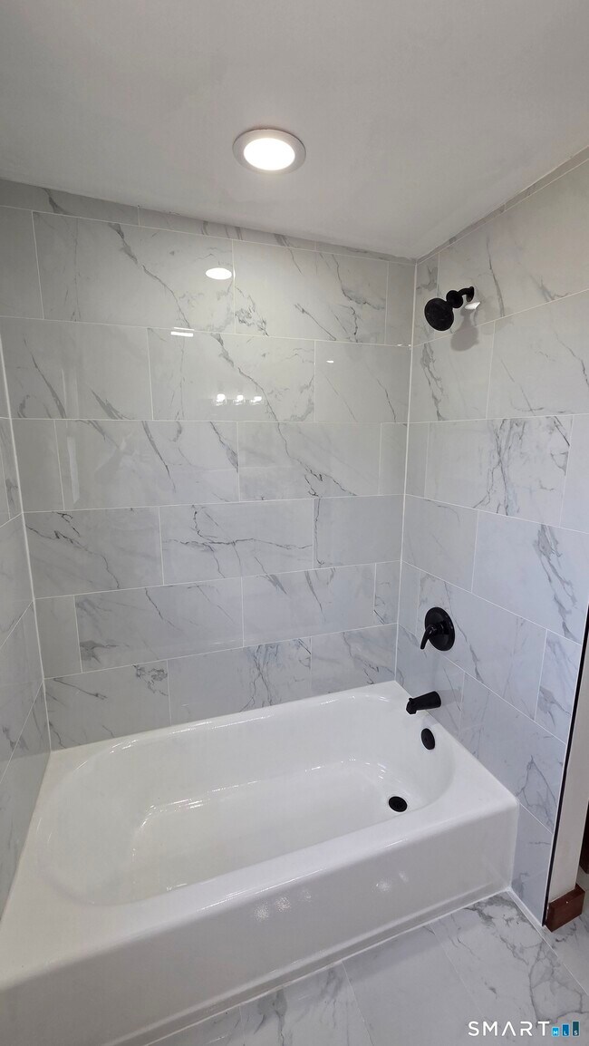 Building Photo - 5 Morris Rd