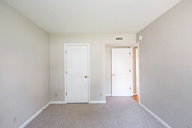 Building Photo - 1223 Villa Ln