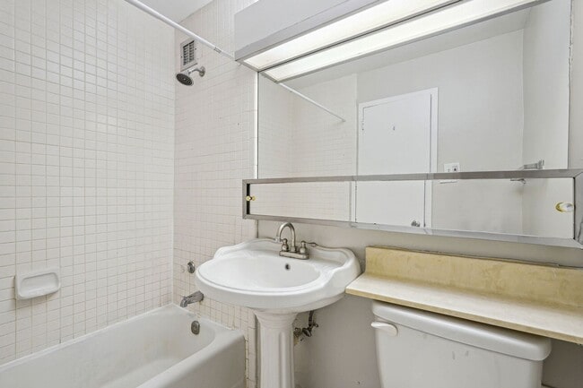 Building Photo - Spacious & Bright Studio at River Place