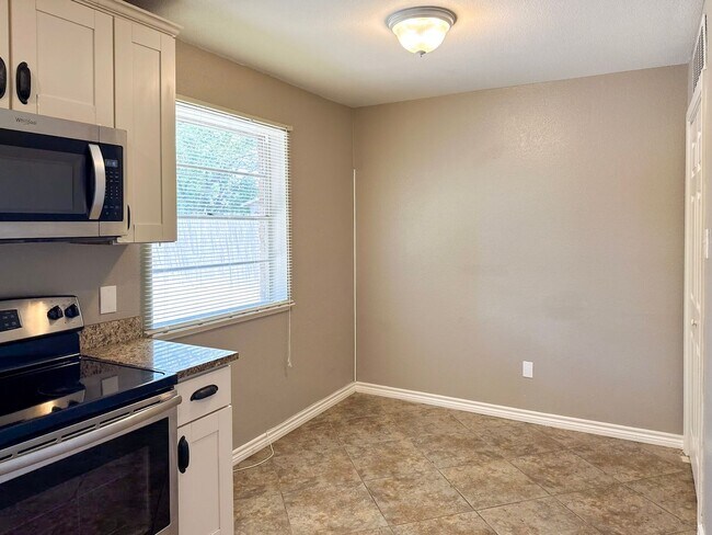 Building Photo - 3 Bedroom / 2 Bath / 2 Car Garage