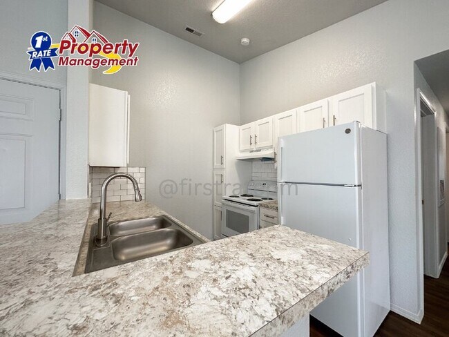 Building Photo - 3148 N Esquire Dr