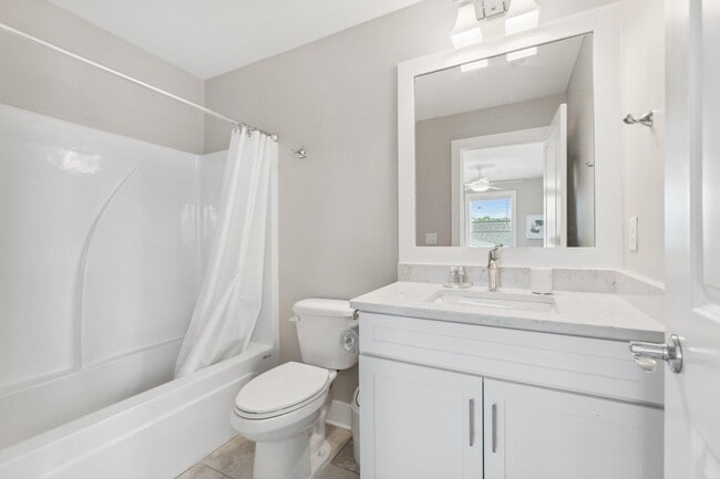 Building Photo - 712 Landing Cir