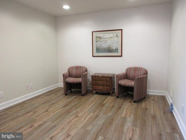 Primary Photo - 10 N Stiles Ave