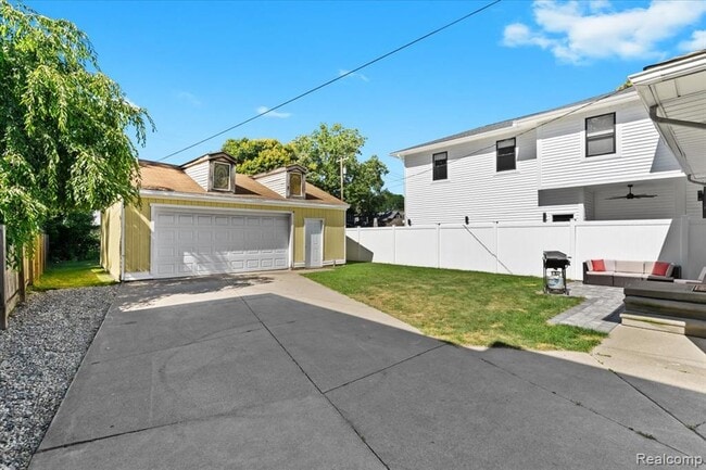 Building Photo - 423 Pingree Blvd