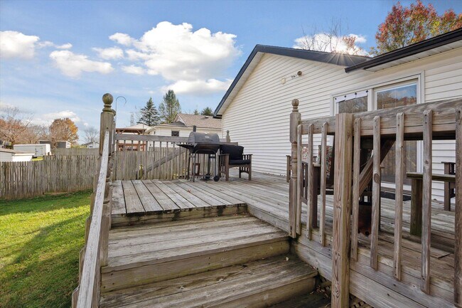 Building Photo - 5695 Hinkley Rd