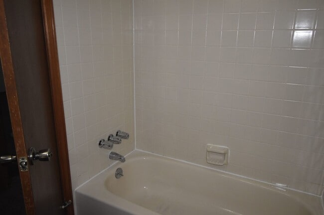 Building Photo - GREAT 3 BEDROOM/2 BATHROOM TOWNHOME WITH NEW PAINT & FLOORING. AVAILABLE 5/23.