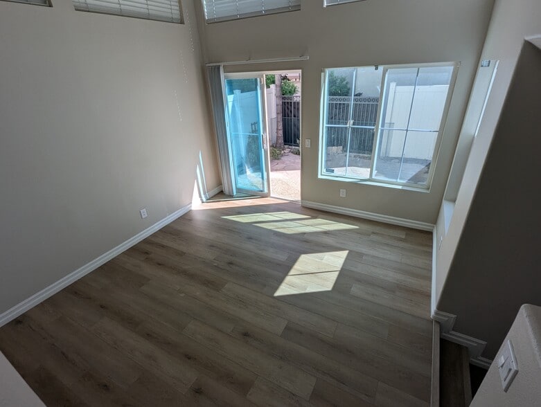 Building Photo - 211 Montana del Lago Dr