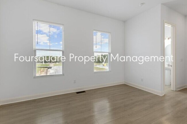 Building Photo - Spacious Townhome with Entry-Level Guest Suite, Washer/ Dryer Included, 2nd floor Balcony & 2-Car...