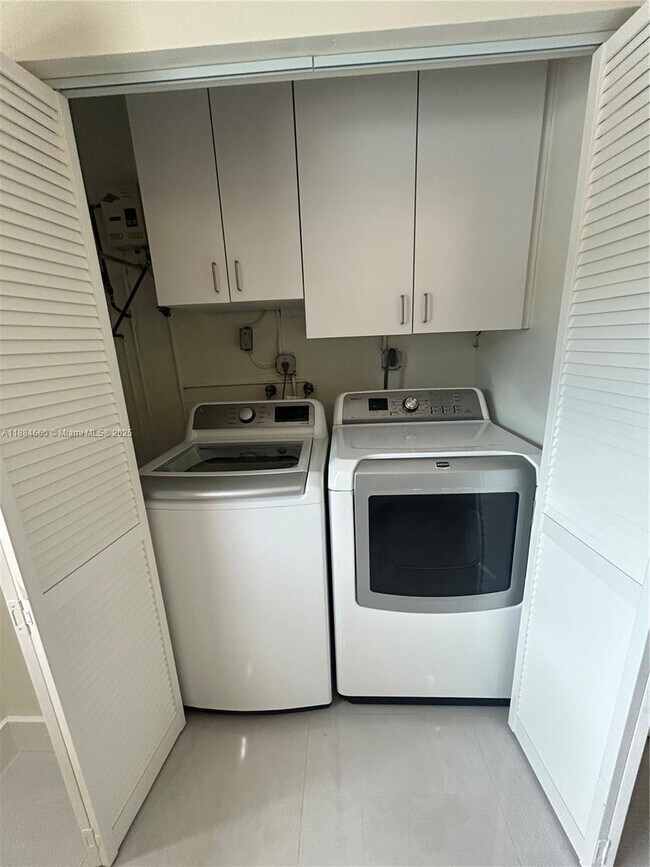 Building Photo - 3 bedroom in Miami FL 33179