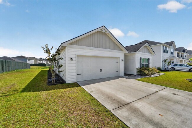 Building Photo - AVAILABLE MAY 2026  [PET FRIENDLY]