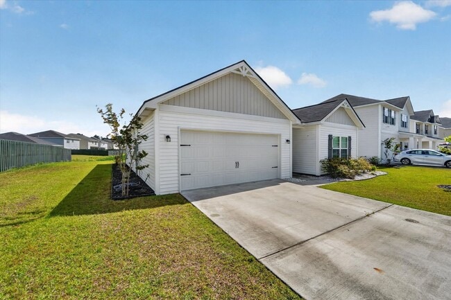Building Photo - AVAILABLE NOW! (Pet Friendly)