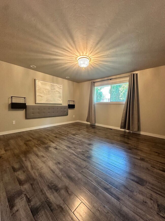Building Photo - Beautifully Remodeled 3 Bedroom, 2 Bathroom Home – Move-In Ready!