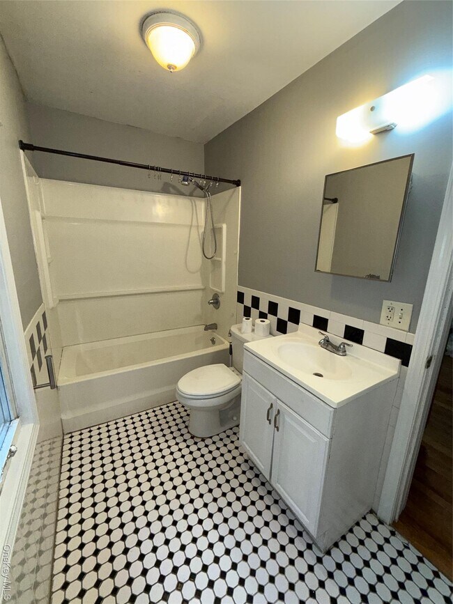 Building Photo - 54 Gifford Ave