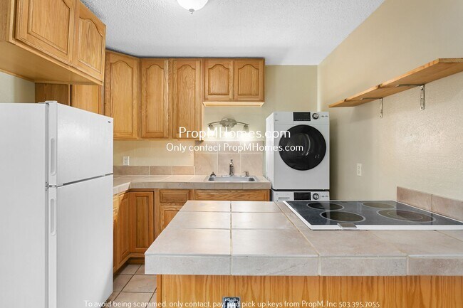 Building Photo - Spacious Apartment In St. Johns Neighborhood!