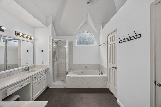 Building Photo - "Charming 3-Bed Oasis with Modern Touches & Granite Elegance in Houston!"