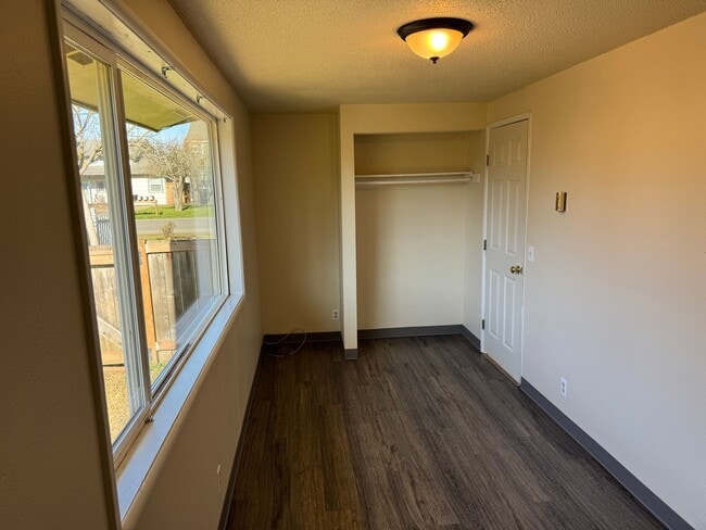Building Photo - Updated 4 bedroom 1 bathroom house in Eugene!